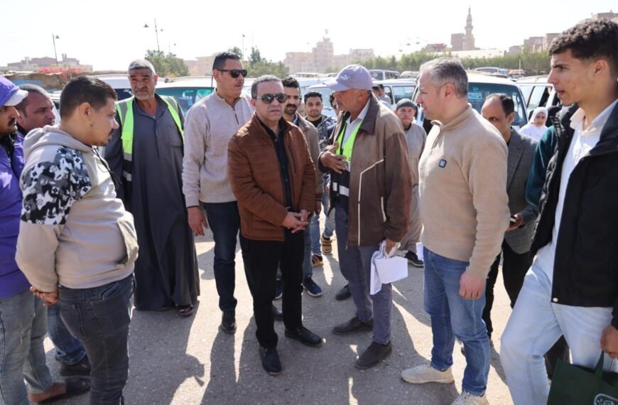 محافظ المنوفية يتفقد موقف السادات بشبين الكوم لمتابعة الحالة العامة والتأكد من الالتزام بالتعريفة المقررة