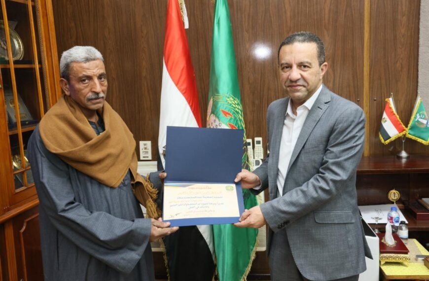 محافظ المنوفية يكرم عاملاً بقسم الحدائق بأشمون لإخلاصه وتفانيه في العمل