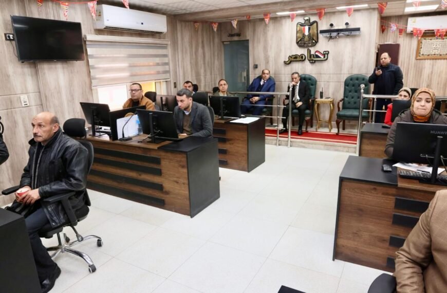 من داخل مركز سيطرة الشبكة الوطنية .. محافظ المنوفية يتابع جهود الأجهزة التنفيذية في أعمال شفط تجمعات مياه الأمطار