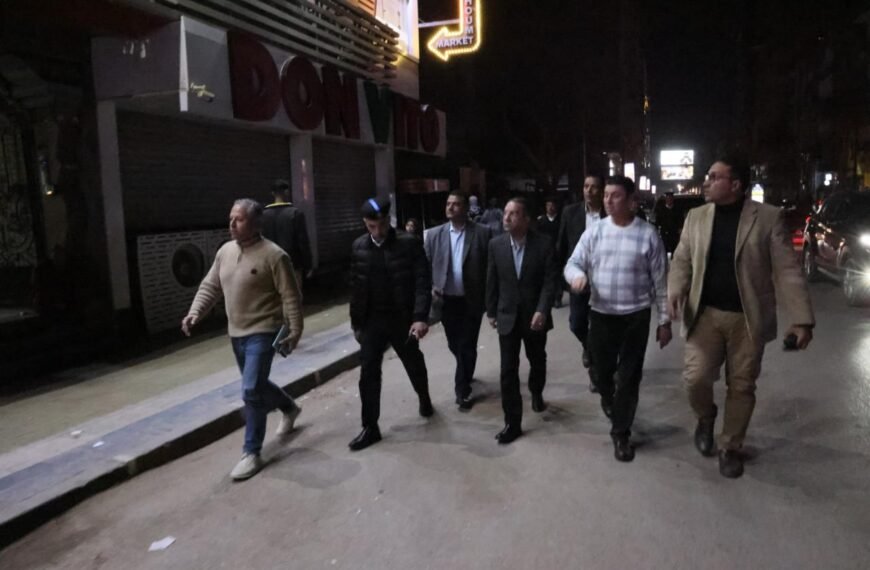 محافظ المنوفية يتابع ميدانياً تنفيذ قرار غلق المحال العامة والالتزام بالإجراءات المنظمة بأحياء شرق وغرب شبين الكوم