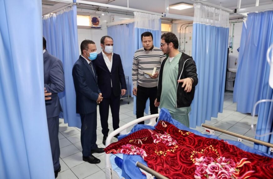 محافظ المنوفية يزور مصابى حادث السادات للإطمئنان على حالتهم الصحية ويوجه بالمتابعة اللحظية