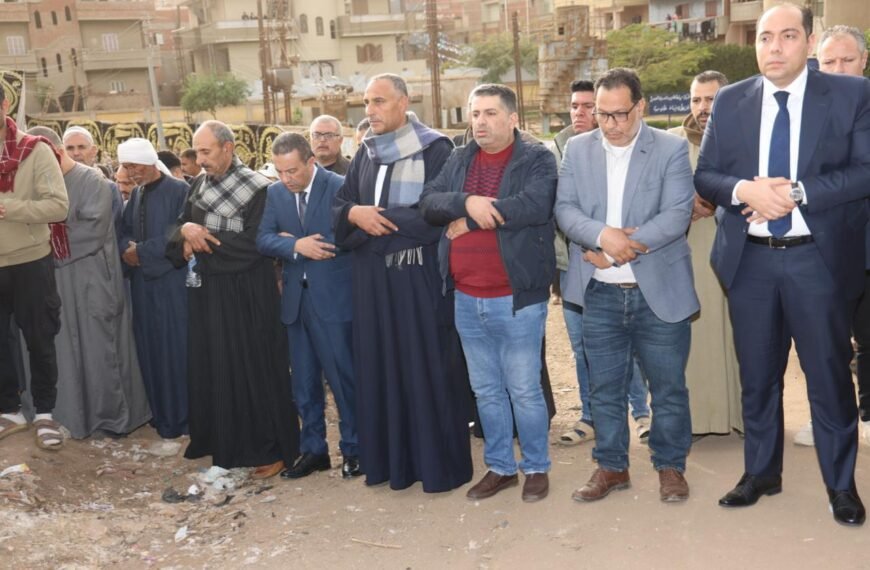 محافظ المنوفية يتقدم جنازة ضحايا ” حادث السادات ” بمسقط&hellip;