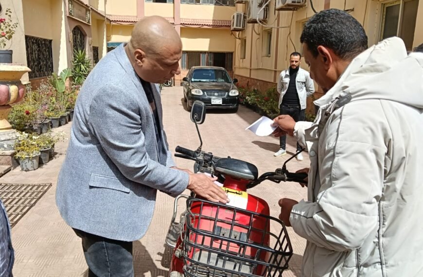 جهود الوحدات المحلية بأشمون وقويسنا وحي شرق شبين في متابعة تكويد مركبات الإسكوتر الكهربائي