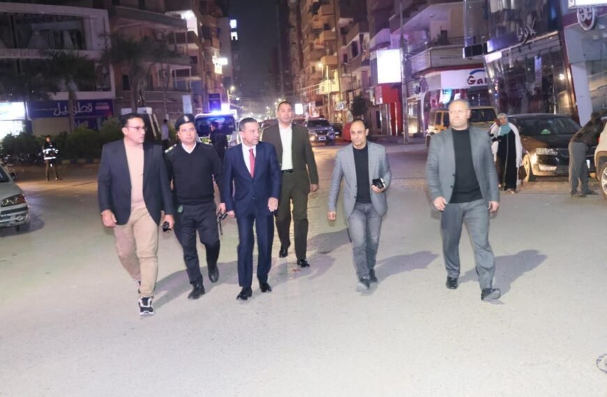 في جولة منتصف الليل .. محافظ المنوفية يتابع ميدانيا تنفيذ قرار غلق المحال العامة بحي غرب شبين الكوم
