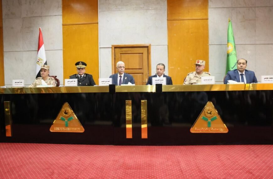 محافظ المنوفية ومدير جمعية المحاربين القدماء يشهدوا الاحتفال لتكريم أسر شهداء ومصابي العمليات الحربية