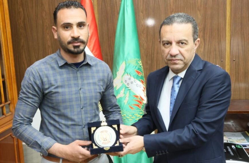 محافظ المنوفية يكرم ” أحمد البرماوي ” ويهديه درع المحافظة ومكافأة مالية تقديراً لشجاعته