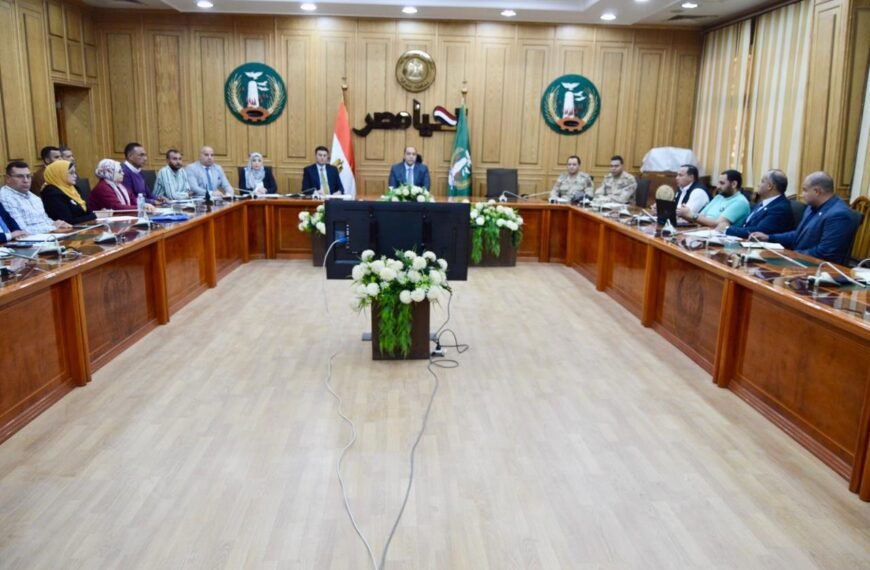 نائب المحافظ يعقد اجتماعاً تنسيقياً لمتابعة الموقف النهائي لإستلام مشروعات المبادرة الرئاسية ” حياة كريمة “