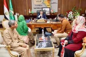 محافظ المنوفية يلتقي بعدد من المواطنين ويأمر بصرف مساعدات مالية وعينية لعدد من الحالات الإنسانية