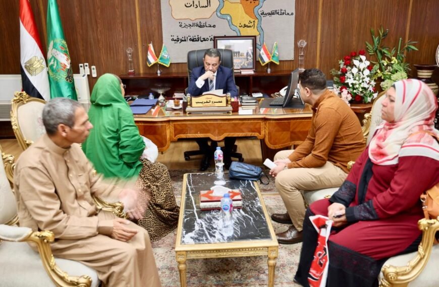 محافظ المنوفية يلتقي بعدد من المواطنين ويأمر بصرف مساعدات مالية وعينية لعدد من الحالات الإنسانية