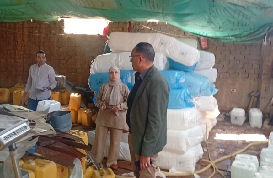 ضبط 15 طن أسمدة زراعية سائلة مجهولة المصدر بكيان مخالف لتعبئة المخصبات الزراعية بالشهداء