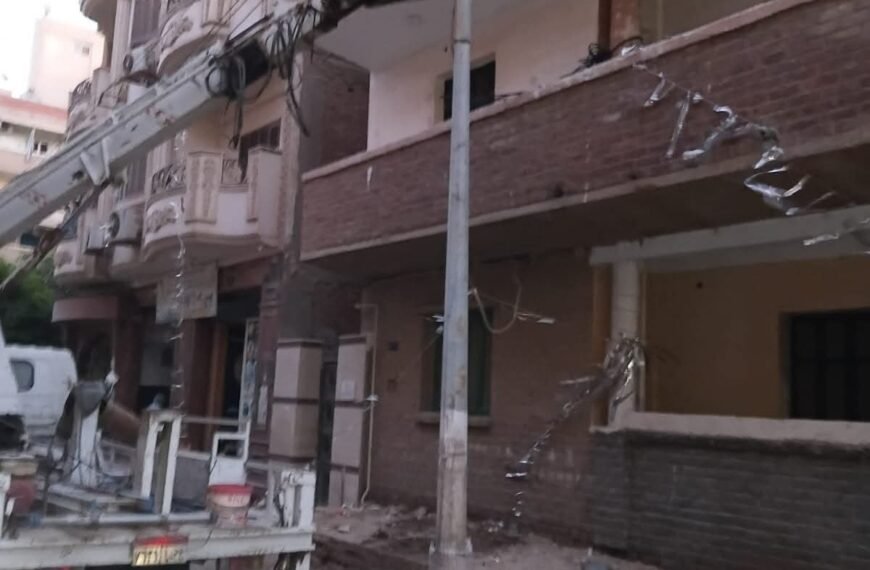 سقوط عمود إنارة بشارع مكة المكرمة.. والتعامل مع الواقعة وإصلاحه بواسطة شبكة الكهرباء بالمنوفية