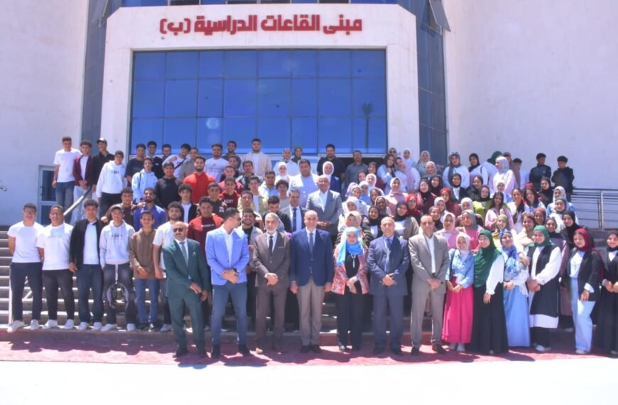 رئيس جامعة السادات يشيد بإبداعات طلاب الجامعة الأهلية خلال زيارة لمتابعة معرض بوسترات «وفّرها… تنوّرها»