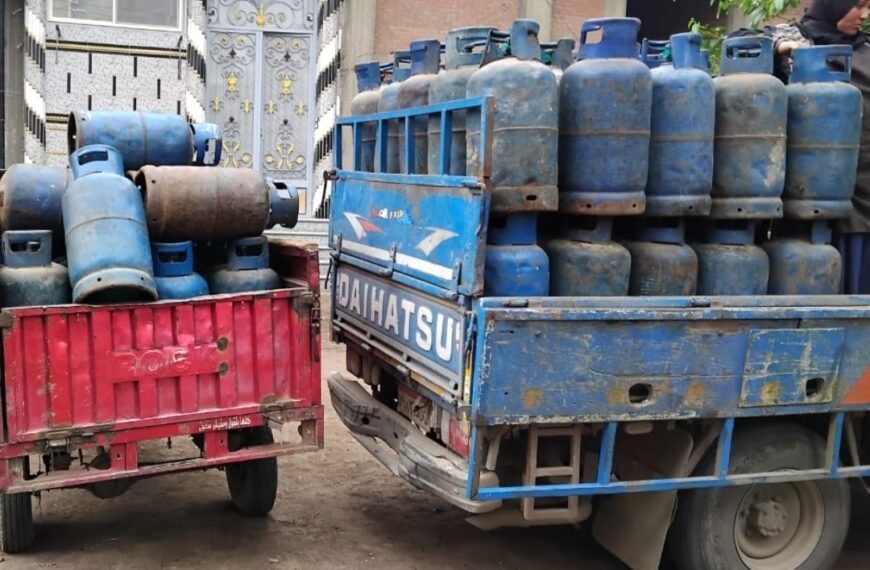 ضبط سيارة لبيع أسطوانات البوتاجاز المدعمة قبل بيعها بالسوق السوداء وتحرير ٢٦ محضر تمويني متنوع