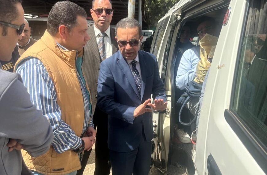 محافظ المنوفية يفاجئ مجمع مواقف شبين الكوم لمتابعة انتظام سير العمل والالتزام بالتعريفة المقررة