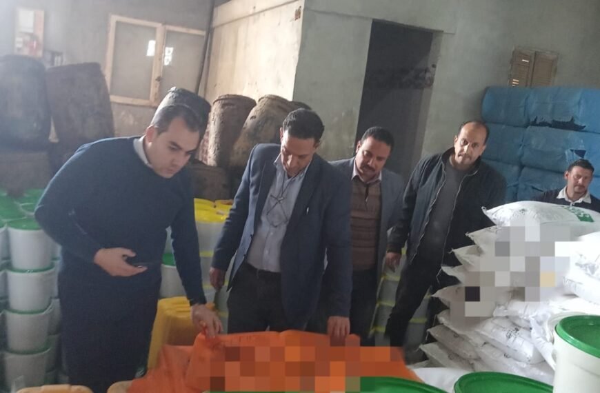 ضبط 18 طن ملح طعام ومواد خام وأسمدة مغشوشة بكيان مخالف لتصنيع الأسمدة الزراعية بسرس الليان