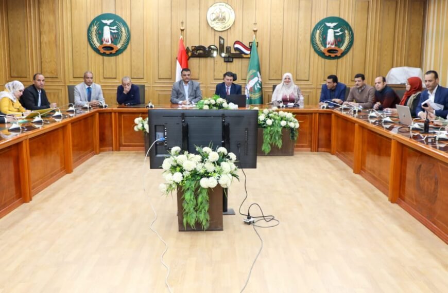 السكرتير العام والمساعد يعقدان اجتماعا برؤساء الوحدات المحلية عبر تقنية الفيديو كونفرانس لمتابعة عدداً من ملفات العمل