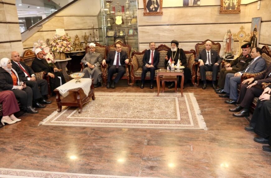 محافظ المنوفية ورئيس الجامعة يقدمان التهنئة لنيافة الأنبا بنيامين والأخوة الأقباط بمناسبة الإحتفال بعيد القيامة المجيد