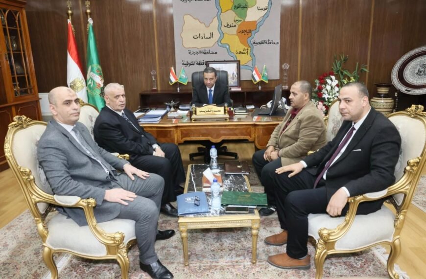 خلال لقائه بمسئولى التأمينات والبريد وحماية المستهلك .. محافظ المنوفية يؤكد على حسن تقديم الخدمة