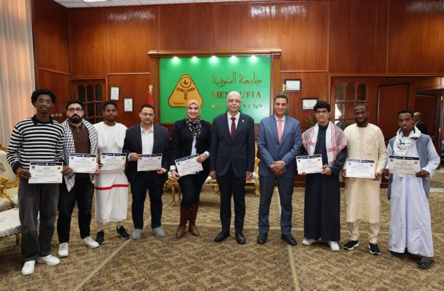 رئيس جامعة المنوفية يكرم الطلاب الوافدين المشاركين في ملتقى الحضارات بجامعة المنيا