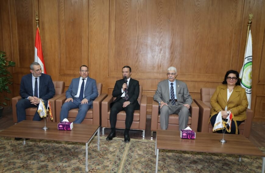 رئيس الجامعة والمحافظ يعقدان لقاء موسع بجامعة المنوفية الأهلية لتعزيز التعاون المشترك